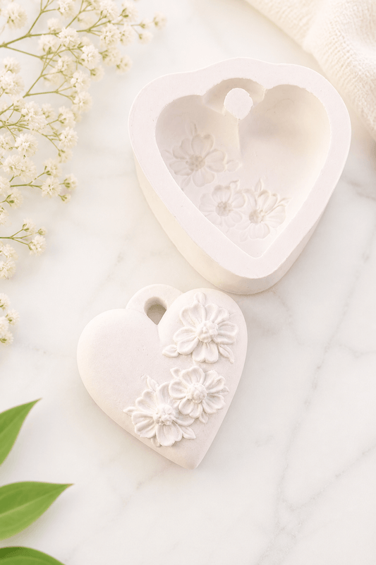 Molde em forma de coração branco com flores em relevo