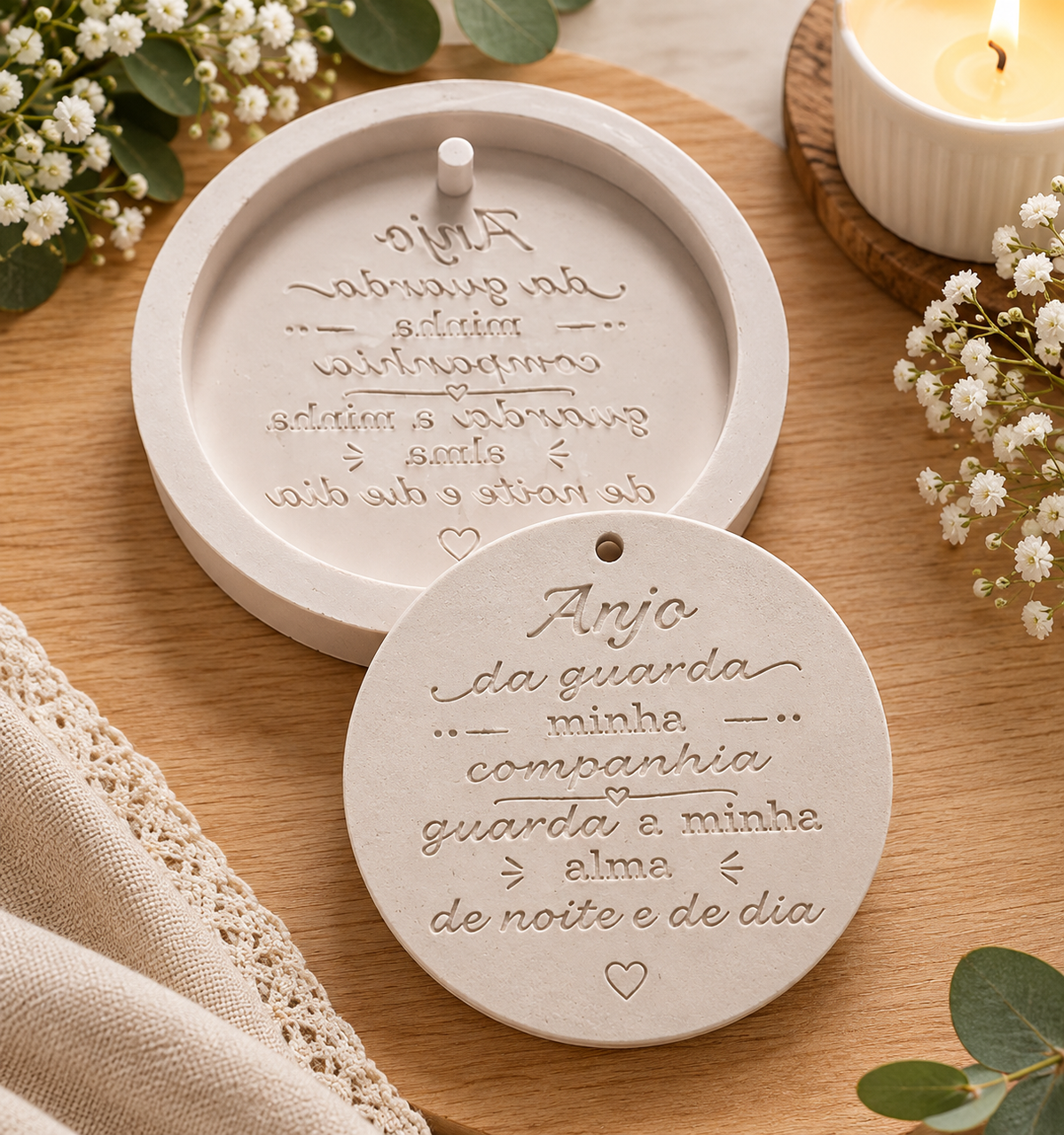 Placa redonda de anjo da guarda em cimento, com texto decorativo e corações