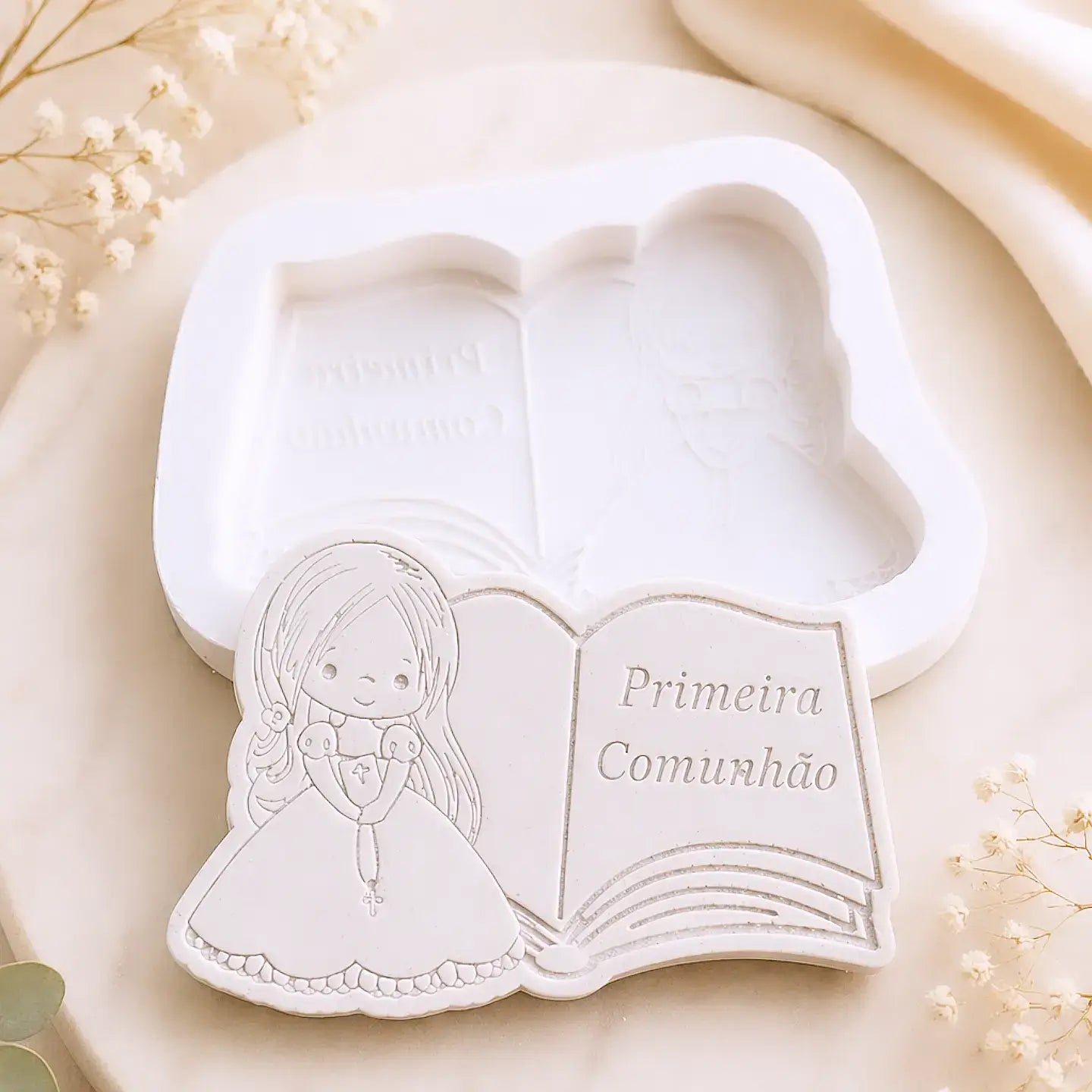 Molde de silicone para Primeira Comunhão com menina ajoelhada e Bíblia aberta