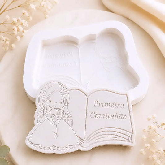 Molde de silicone para Primeira Comunhão com menina ajoelhada e Bíblia aberta