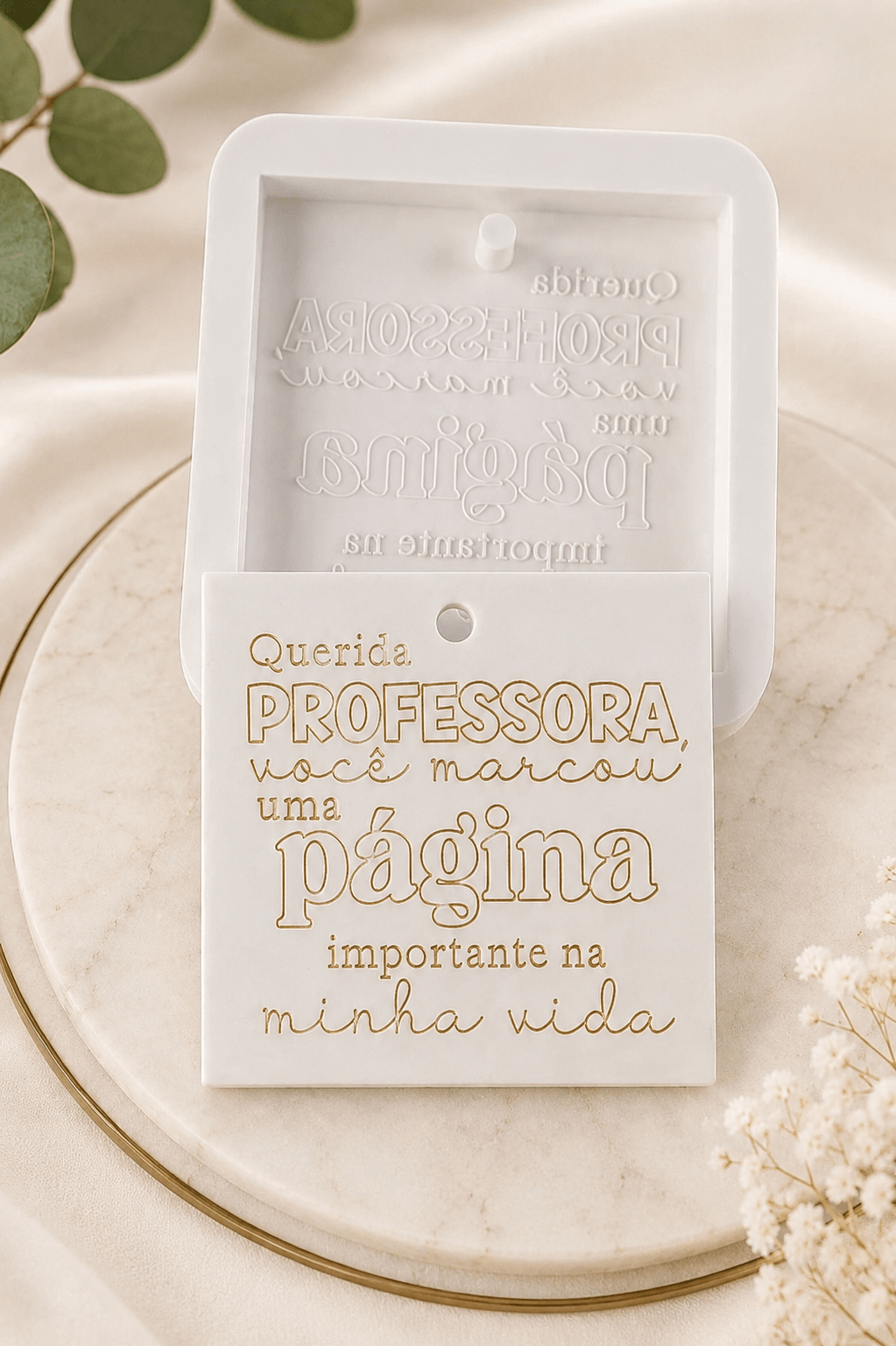 Molde de silicone branco e placa com texto Querida PROFESSORA e frase
