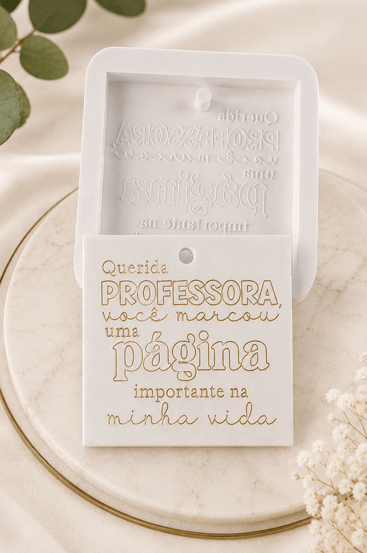 Molde de silicone branco e placa com texto Querida PROFESSORA e frase