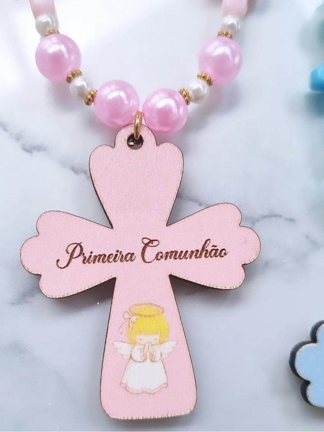 Terço rosa com cruz pendente rosa 'Primeira Comunhão' e contas brilhantes