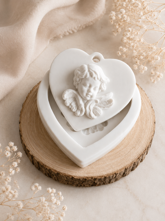 Molde de coração branco com anjinho em relevo