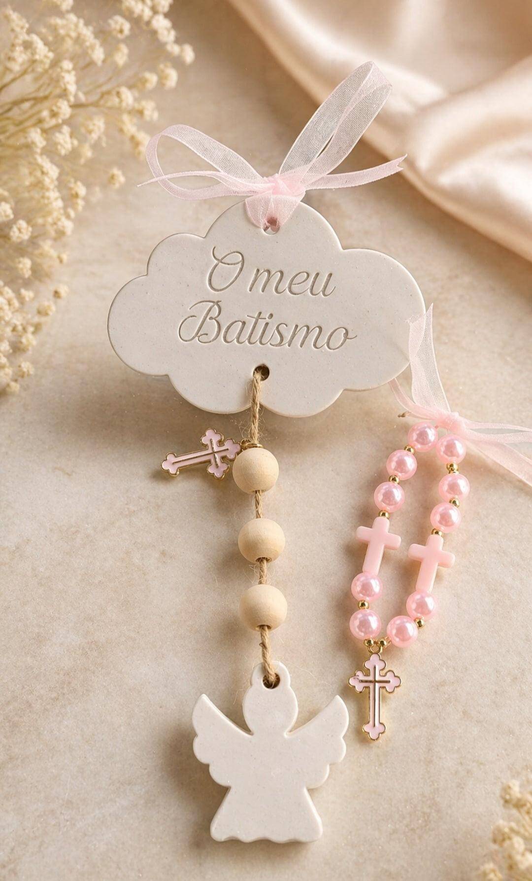Nuvem de batismo branca com laço e anjo; contas rosa e cruz dourada