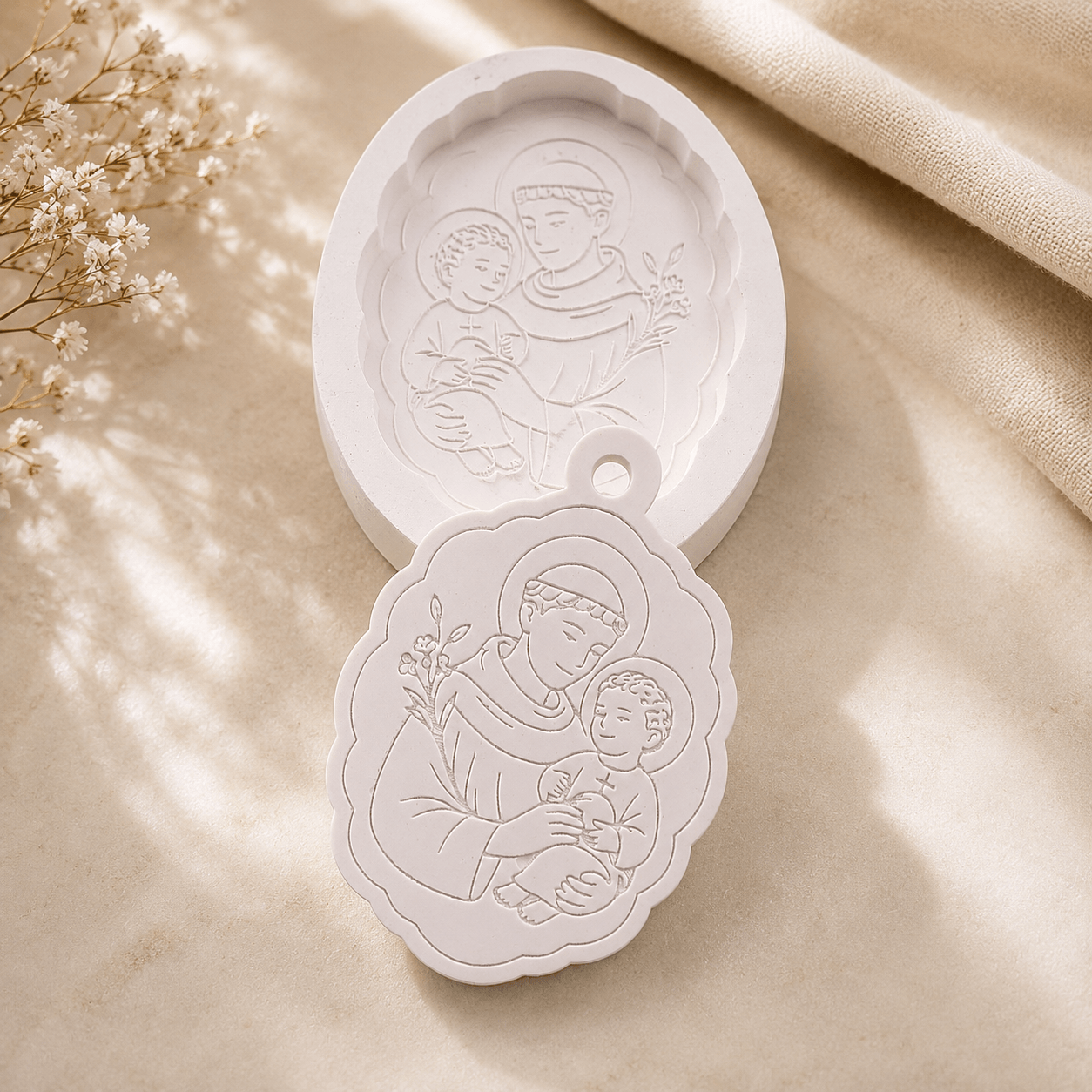 Molde para medalha em silicone, desenho relevo de Santo António e criança, oval