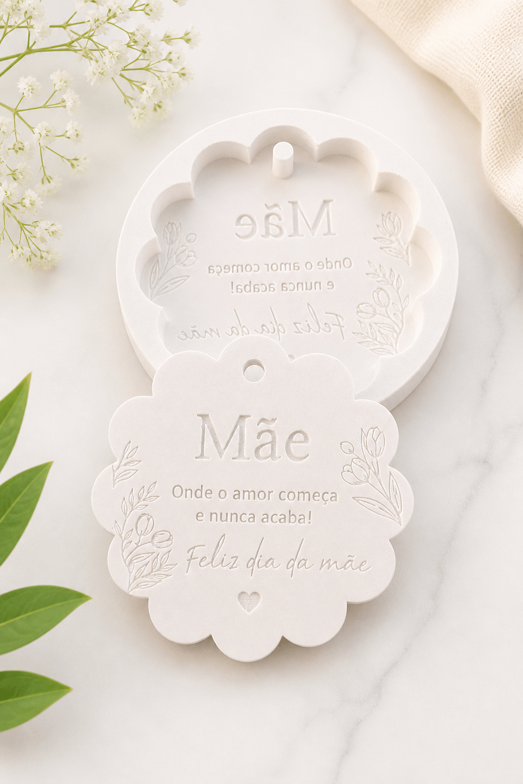 Molde floral em cartão branco em forma de flor com coração e texto “Mãe”