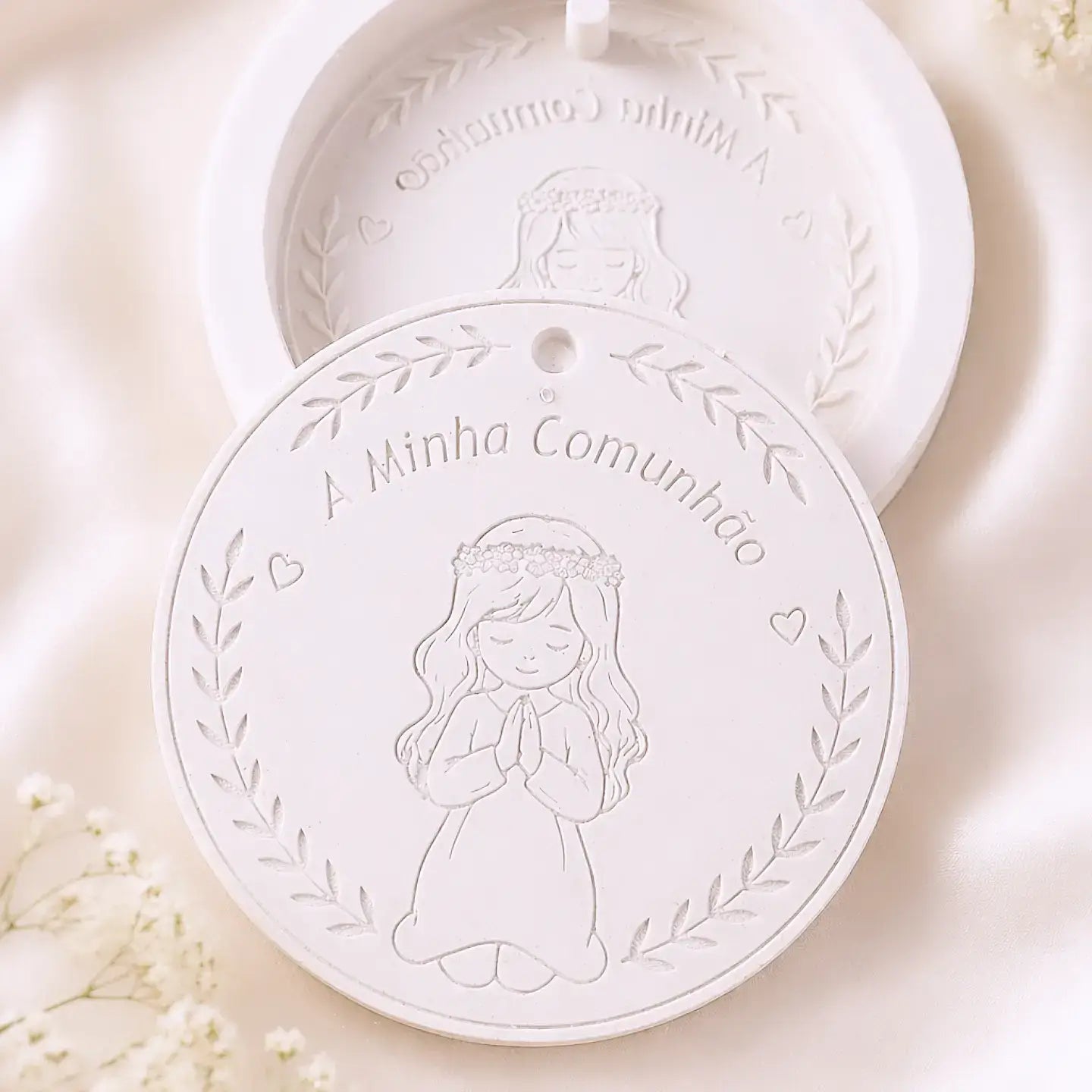 Molde redondo para comunhão de menina, com decoração em relevo e moldura floral
