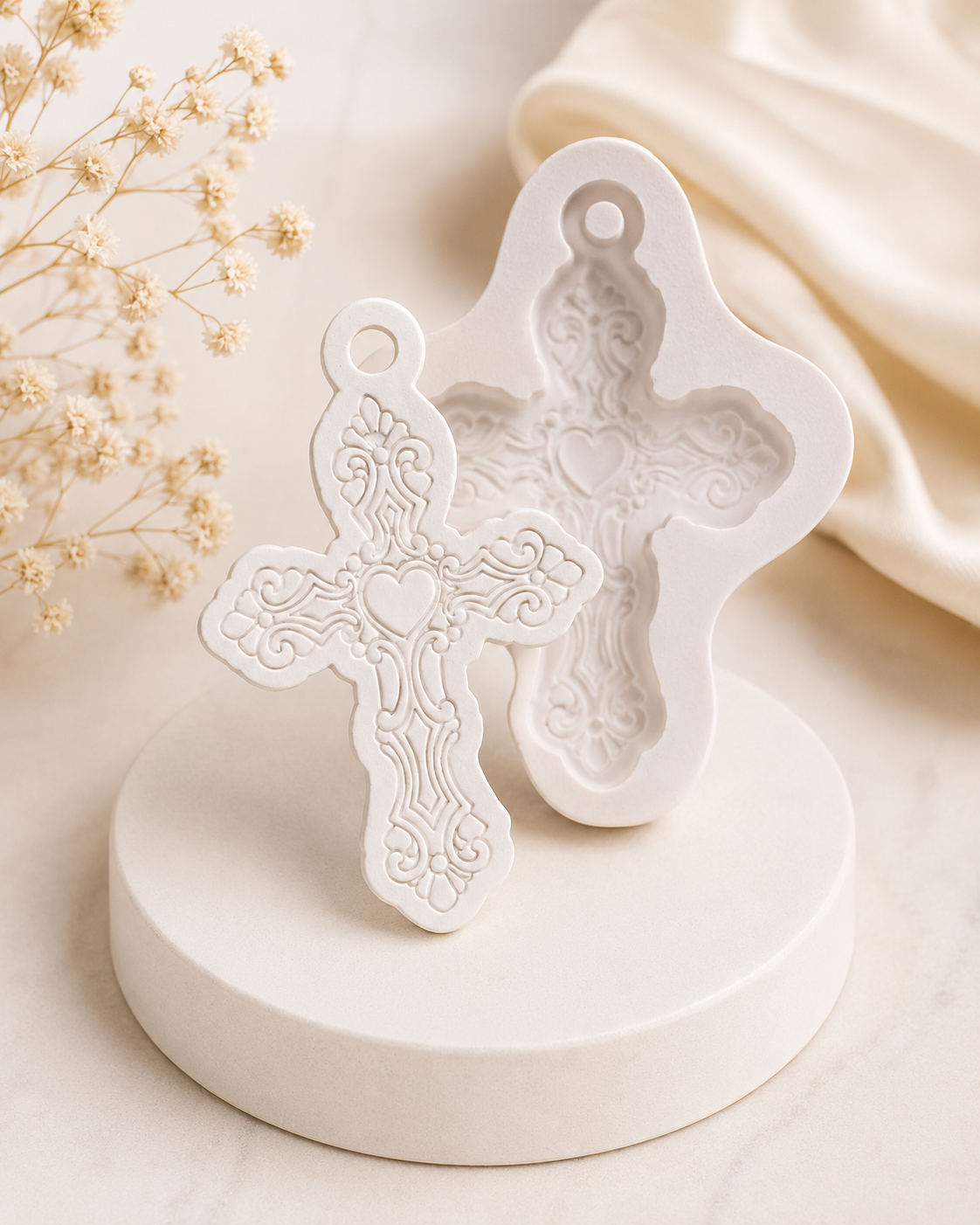 Molde de cruz em silicone branco, com padrão floral e linhas ornamentais