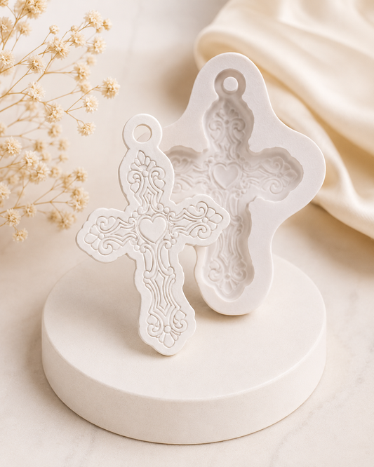 Molde de cruz em silicone branco, com padrão floral e linhas ornamentais