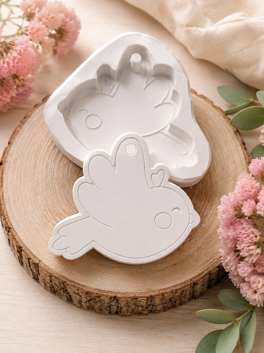 Molde de passarinho em silicone, forma cinzenta com contorno de pássaro.