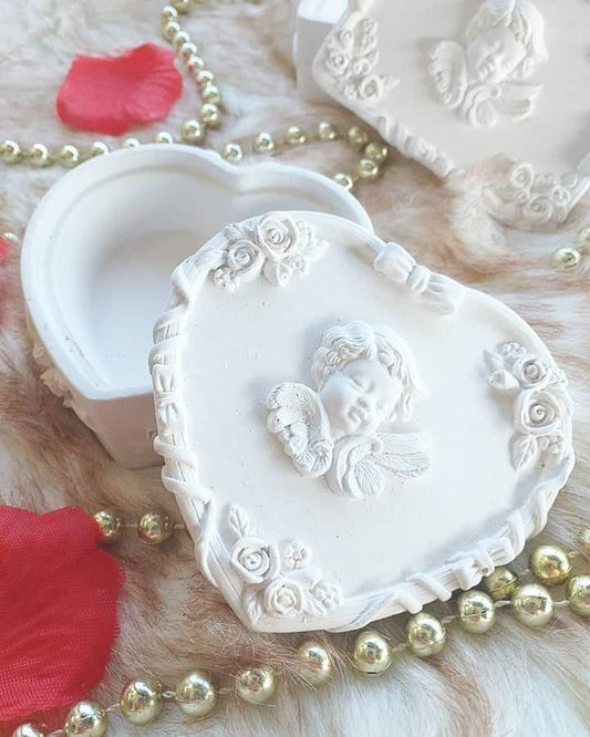 Porta-jóias em forma de coração branco com anjo em relevo e rosas