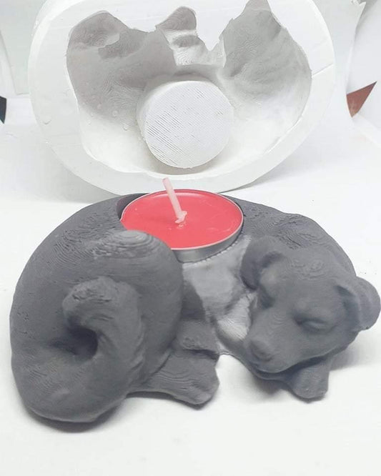Cão porta-vela cinzento com vela vermelha em taça metálica