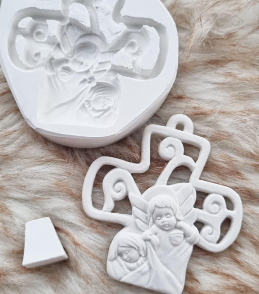 Molde de cruz com menina e anjo da guarda, relevo branco