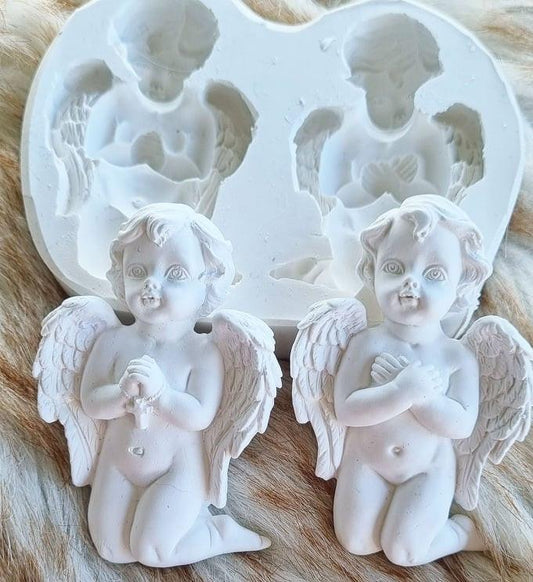Molde de anjos com dois baixos-relevos de figuras com asas