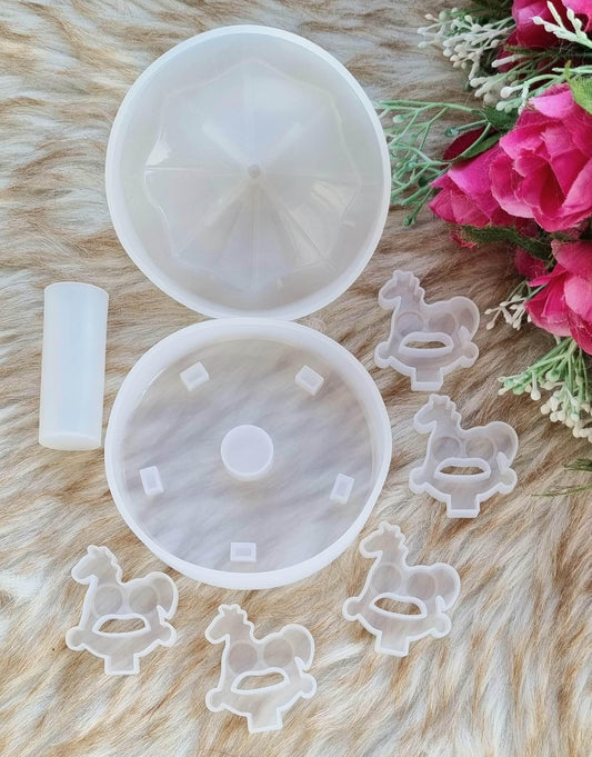 Molde de carrossel branco com peças de cavalinhos e base circular