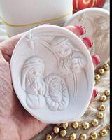 Molde de presépio 3D arredondado com relevo branco de figuras, em forma circular