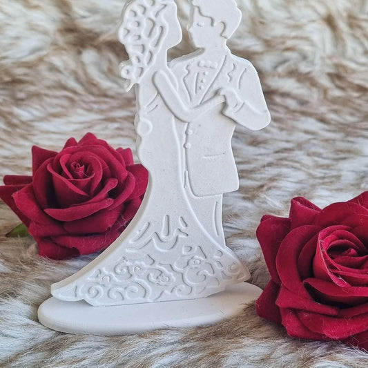 Molde de noivos branco com base, duas figuras recortadas e relevo decorativo