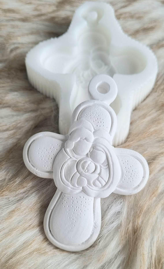 Molde de cruz em relevo branco com argola superior e motivo decorativo