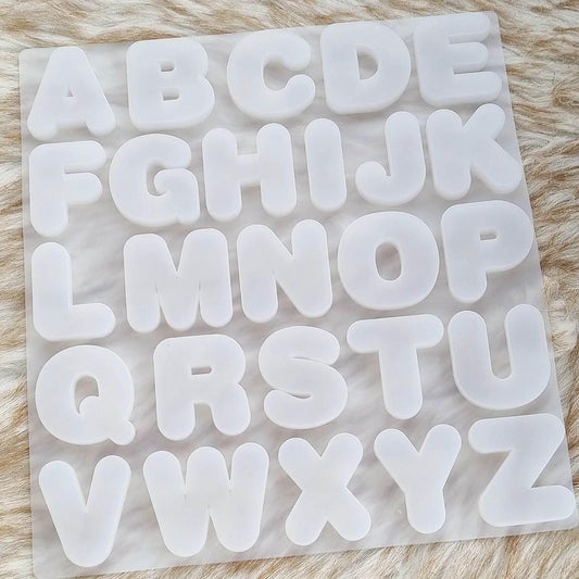 Molde de letras do alfabeto branco em silicone, com letras A-Z numa placa