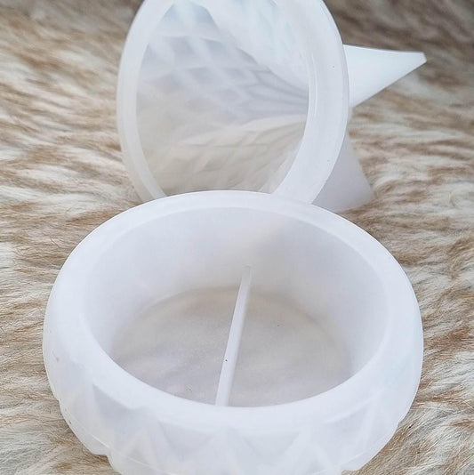 Molde porta-joias branco em forma oval com suporte central