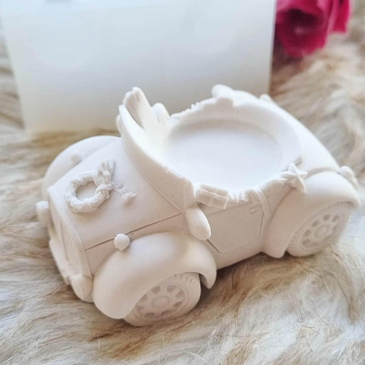 Molde de carro grande branco em forma de carro com rodas e detalhes 3D